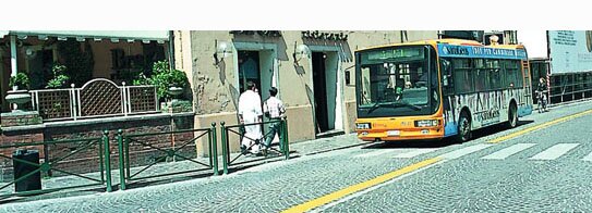 immagine di un bus nel centro cittadino